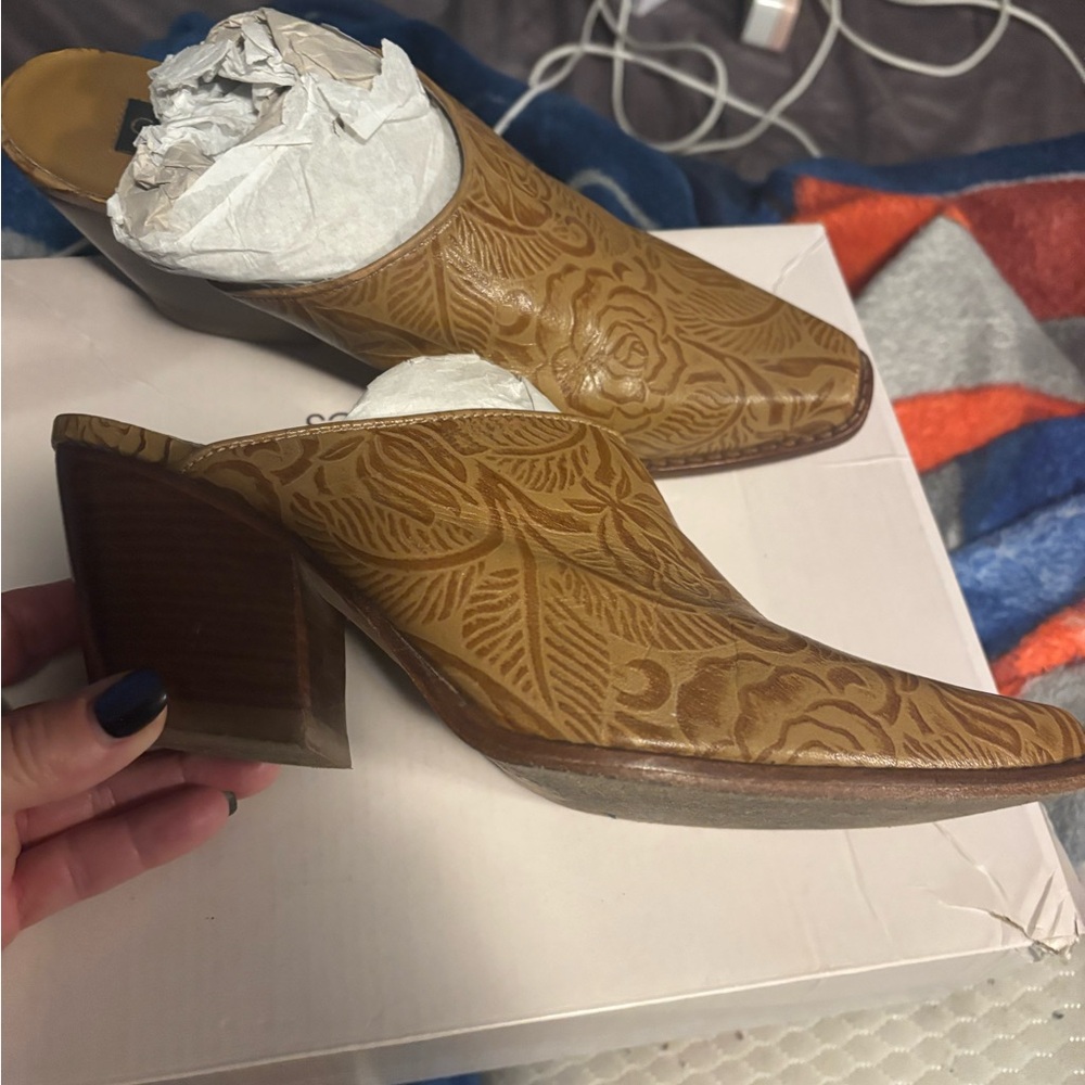 Coldwater Creek Tan Floral Embossed Mules
